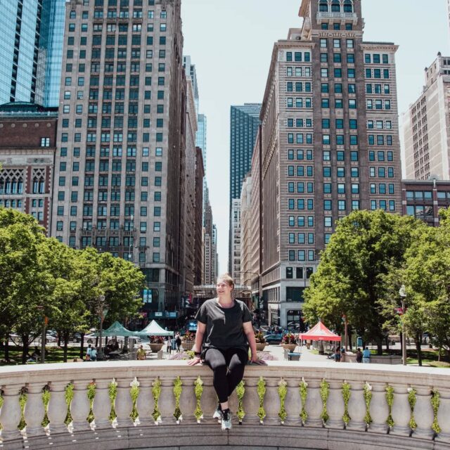 Roadtrip USA | Tag 70

Hallo Chicago. Eine Stadt, die mich mal wieder gelehrt hat, dass Vorurteile nie gut sind.

Krasseste Stadt, hohe Kriminalität, dreckig und so weiter. Alles schon über Chicago gehört. Und ja, einfach komplett anders wahr genommen. 💁🏼‍♀️

Sicher gibt es diese bekannten "lass die lieber meiden Ecken", aber in ganz Chicago Downtown habe ich nicht eine seltsame Begegnung gehabt, keinen Dreck auf der Straße gesehen, nichts Unangenehmes gerochen und auch keine blöden Situationen erlebt.

Memo an mich: Allem eine Chance geben und bei der Einstellung bleiben, dass es egal ist, was andere sagen.

And so, i fall in love with Chicago! ❤️

#chicago #visitchicago #chicagogram #igerschicago #chicagolife #backpackerstory #backpacktraveller #travelingram #reisenmachtglücklich #travelgram #urlaubsguru #urlaubspiraten #mysecretchicago #usa #amerika #midwestisbest #illinois #exploreillinois #chigram #chi_shooters #roadtripusa #usatrip #roadtrip #roadtrippin #usa2022 #reiselust #weltverliebt #aboutajourney