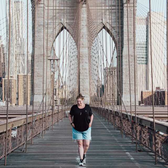 Roadtrip USA | Tag 80

Somewhere between living and dreaming there's New York City. ❤️

Habt ihr das auch? So ein 'Traumziel'?

Dieser Moment, plötzlich in der Stadt zu stehen, in die ich schon als Kind reisen wollte - unvergesslich. Uuuuh, bekomme schon wieder Gänsehaut. 🥺

Die letzten 10 Tage der 90tägigen USA Reise verbringe ich in New York City, bis mich das 'Visum' bittet, das Land zu verlassen... Und ich bin so gespannt. 😱

Werden meine Erwartungen an die Stadt erfüllt oder gehen sie darüber hinaus? Wird diese Stadt wirklich meine Nummer 1 in den USA, oder wird sie eine andere nicht vom Thron stoßen können? Wie werden die Tage in dieser Megacity?

New York City, so lange träume ich schon von dir und jetzt bin ich hier - Show me what you got! ❤️

#newyorkcity #newyork #brooklyn #skyline #nyc #travelblogger #austrianblogger #iloveny #nyclife #manhattan #manhattanbridge #igersnewyork #nycprimeshot #seeyourcity #backpackerstory #backpacktraveller #reisenmachtglücklich #midwestisbest #explorenewyork #weltentdecker #reiseliebe #reiseinspiration #fernwehlove #teamtravel #roadtripusa #usatrip #roadtrip #reiselust #weltverliebt #aboutajourney