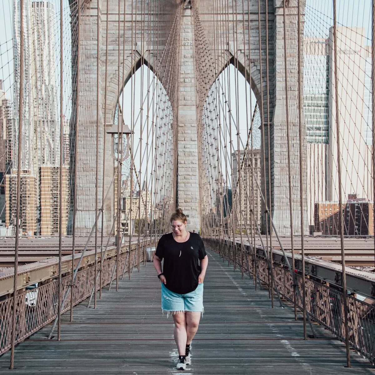Roadtrip USA | Tag 80
Somewhere between living and dreaming there's New York City. ❤️
Habt ihr das auch? So ein 'Traumziel'?
Dieser Moment, plötzlich in der Stadt zu stehen, in die ich schon als Kind reisen wollte - unvergesslich. Uuuuh, bekomme schon wieder Gänsehaut. 🥺
Die letzten 10 Tage der 90tägigen USA Reise verbringe ich in New York City, bis mich das 'Visum' bittet, das Land zu verlassen... Und ich bin so gespannt. 😱
Werden meine Erwartungen an die Stadt erfüllt oder gehen sie darüber hinaus? Wird diese Stadt wirklich meine Nummer 1 in den USA, oder wird sie eine andere nicht vom Thron stoßen können? Wie werden die Tage in dieser Megacity?
New York City, so lange träume ich schon von dir und jetzt bin ich hier - Show me what you got! ❤️
#newyorkcity #newyork #brooklyn #skyline #nyc #travelblogger #austrianblogger #iloveny #nyclife #manhattan #manhattanbridge #igersnewyork #nycprimeshot #seeyourcity #backpackerstory #backpacktraveller #reisenmachtglücklich #midwestisbest #explorenewyork #weltentdecker #reiseliebe #reiseinspiration #fernwehlove #teamtravel #roadtripusa #usatrip #roadtrip #reiselust #weltverliebt #aboutajourney
