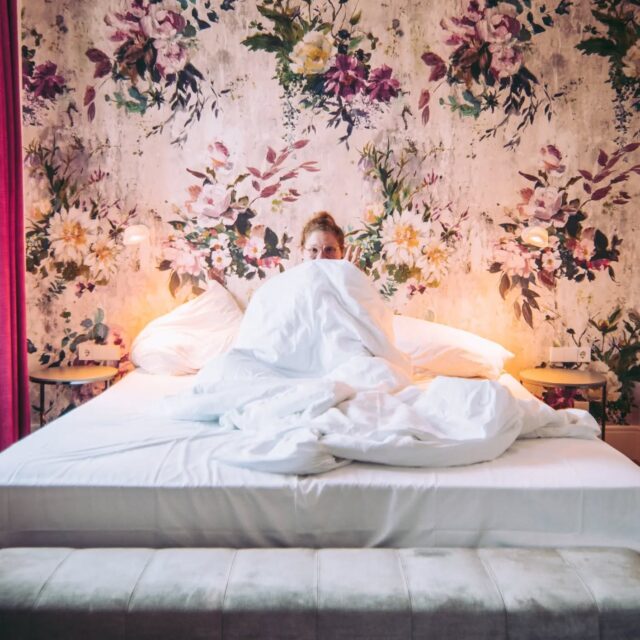 Werbung | Let's talk about.. Individualität!

Jeder Mensch ist irgendwo ein Individuum. Aber wie sieht's denn so mit Hotels aus? Die meisten Hotelbunker haben die gleich aufgebauten Zimmer, den selben Stil, den gleichen Wiedererkennungswert.

Das @moma1890_boutique_hotel
ist da unglaublich individuell. 51 Zimmer, die alle einen anderen Stil haben und ich muss sagen, ich hatte wohl das coolste Zimmer! Gebt euch diese Tapete! 😍

Neben den individuellen Zimmern bietet das Hotel auch ein cooles nachhaltiges Konzept. Minibars im Zimmer gibt es nicht. Dafür eine große Kühltruhe, zentral im Hotel, kostenlose Softdrinks und alkoholische Getränke gibt es zum Unkostenpreis. Und bleiben wir kurz bei der Nachhaltigkeit: Das Hotel befindet sich keine 100 Meter vom Ostbahnhof entfernt. Wir konnten also ganz easy mit dem Zug anreisen.

Ach und so ganz nebenbei hat das Hotel das coolste Treppenhaus! Was für ein schönes Design - und zurecht denkmalgeschützt! ❤️

Wer einen Städtetrip nach München plant, der ist in diesem Hotel wirklich gut aufgehoben. Im Stadtteil Haidhausen gibt's außerdem richtig gute Restaurants und vom Hotel zum Marienplatz läuft man auch in 20 Minuten.

Daumen hoch für so ein cooles Hotel! 👍🏼

Ihr seid gefragt, wo war euer individuellstes Hotel? 🌴🧳

#moma1890 #munich #muenchen #visitmunich #bavaria #bavarian #hofbraeu #bayern #visitbavaria #hotelsandresorts #dametraveler #girlsborntotravel #girlsvsglobe #cozyhome #darumurlaub #passionpassport #travelbook #weroamgermany #reisenmachtglücklich #weltentdecker #reiselust #weltverliebt #seeyourcity #reiseblogger #sheisnotlost #reiseblogger_de