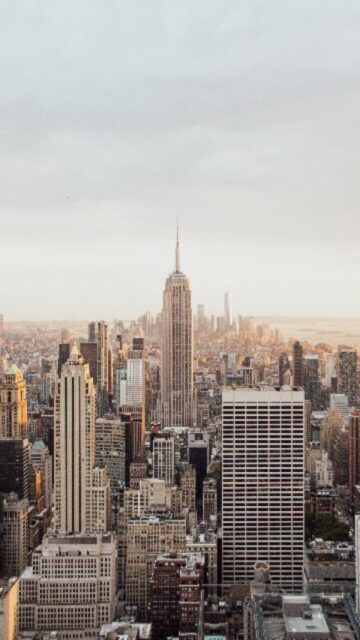 Roadtrip USA | Tag 90/90

Und dann sitzt du am Flughafen und lässt gerade alles Revue passieren, was man im letzten viertel Jahr alles erlebt hat. 90 Tage war ich in den USA und habe so viel erlebt. 🗽🇺🇸

Tolle Menschen getroffen, Abenteuer gefühlt rund um die Uhr und nun kommt sie wieder. Die Stille, zurück in die Heimat. Aber ihr glaubts nicht. Ich freue mich auch auf Zuhause, auf Menschen, die ich vermisse, denn kein Online-Videotelefonat kann eine starke und echte Umarmung ersetzen.

Ich denke an die schöne Zeit, was ich erleben durften, wie ich supportet wurde und all die schönen Momente, die mir niemand mehr nehmen kann.

Ich schließe den Roadtrip in meinen Gedanken mit dem wohl schönsten Highlight der Reise ab - der unglaubliche Helikopterflug über New York City. 🚁

Und ich weiß, das war sie nicht.
Das war nicht meine letzte große Reise. ❤️

#newyorkcity #newyork #skyline #nyc #travelblogger #austrianblogger #iloveny #nyclife #manhattan #usaroadtrip #igersnewyork #beautifuldestinations #beautifulplaces #viralvideos #placetovisit #reisenmachtglücklich #travelreels #wowplanet #weltentdecker #reiseliebe #reiseinspiration #fernwehlove #teamtravel #roadtripusa #usatrip #roadtrip #reiselust #weltverliebt #epicreel #aboutajourney