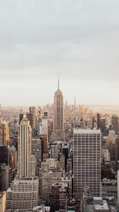 Roadtrip USA | Tag 90/90
Und dann sitzt du am Flughafen und lässt gerade alles Revue passieren, was man im letzten viertel Jahr alles erlebt hat. 90 Tage war ich in den USA und habe so viel erlebt. 🗽🇺🇸
Tolle Menschen getroffen, Abenteuer gefühlt rund um die Uhr und nun kommt sie wieder. Die Stille, zurück in die Heimat. Aber ihr glaubts nicht. Ich freue mich auch auf Zuhause, auf Menschen, die ich vermisse, denn kein Online-Videotelefonat kann eine starke und echte Umarmung ersetzen.
Ich denke an die schöne Zeit, was ich erleben durften, wie ich supportet wurde und all die schönen Momente, die mir niemand mehr nehmen kann.
Ich schließe den Roadtrip in meinen Gedanken mit dem wohl schönsten Highlight der Reise ab - der unglaubliche Helikopterflug über New York City. 🚁
Und ich weiß, das war sie nicht.
Das war nicht meine letzte große Reise. ❤️
#newyorkcity #newyork #skyline #nyc #travelblogger #austrianblogger #iloveny #nyclife #manhattan #usaroadtrip #igersnewyork #beautifuldestinations #beautifulplaces #viralvideos #placetovisit #reisenmachtglücklich #travelreels #wowplanet #weltentdecker #reiseliebe #reiseinspiration #fernwehlove #teamtravel #roadtripusa #usatrip #roadtrip #reiselust #weltverliebt #epicreel #aboutajourney